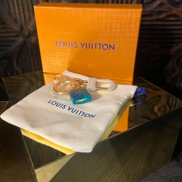 Louis Vuitton Gold Lock and Key Bag Charm (Includes dust bag and box) - Picture 10 of 13